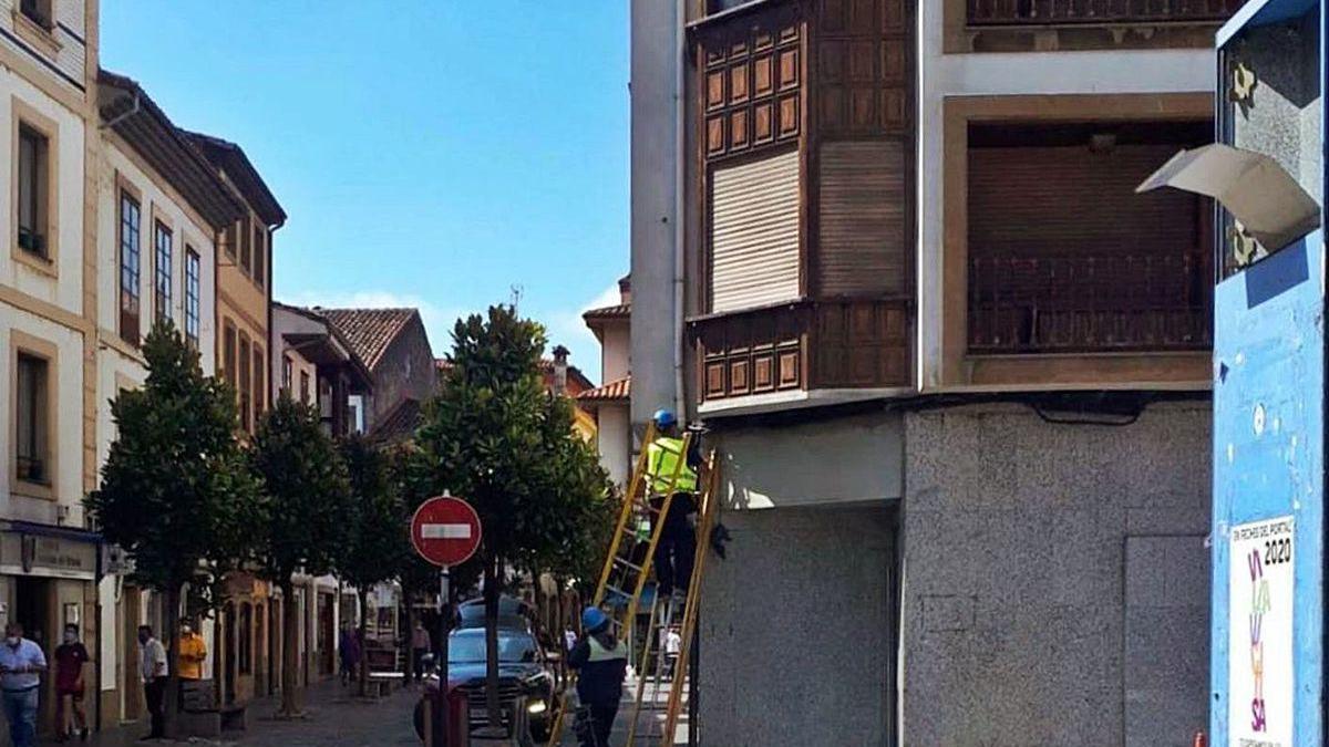 Obras en Villaviciosa para dotar al núcleo urbano de fibra óptica.