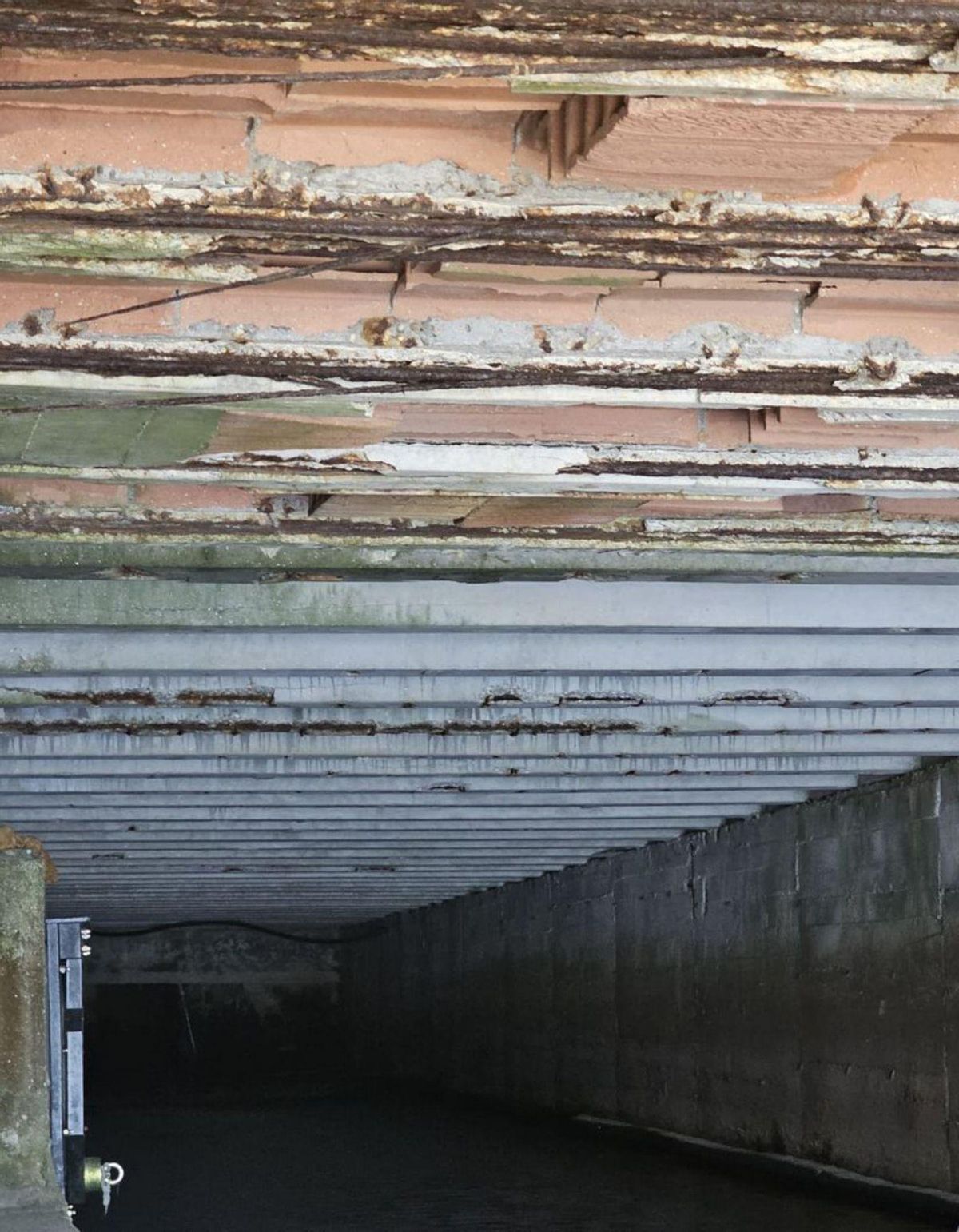 Estado de la estructura por debajo, en la salida del río. | S.A.