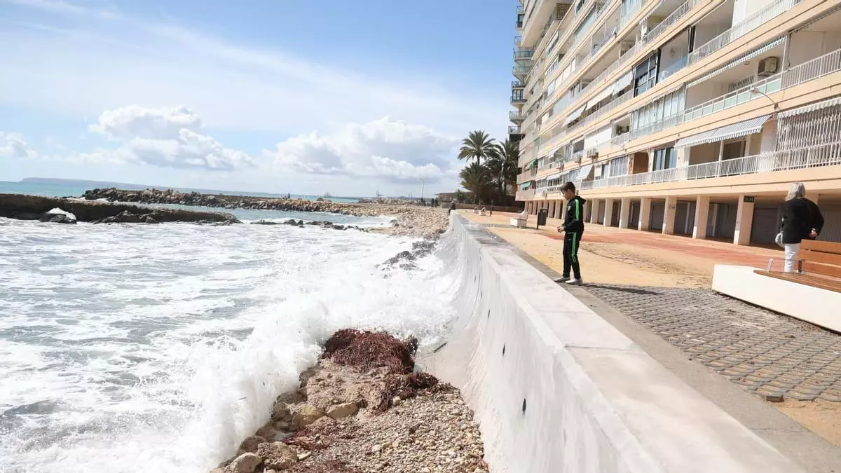 Los vecinos de la Albufereta reclaman que su litoral se declare zona urbana para mayor mantenimiento