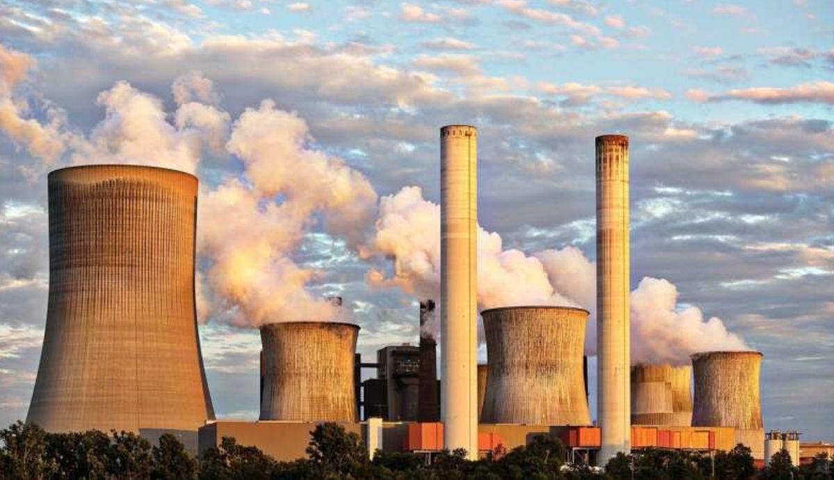 Una investigación relaciona la “polarización afectiva” con mayor intensidad de emisiones en plantas térmicas.