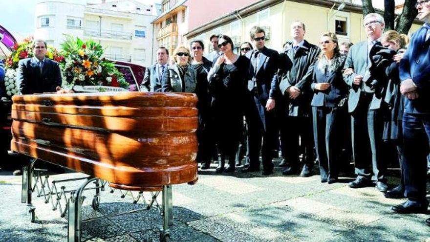 El entierro del magistrado en La Bañeza. En la foto pequeña, García-Calvo.