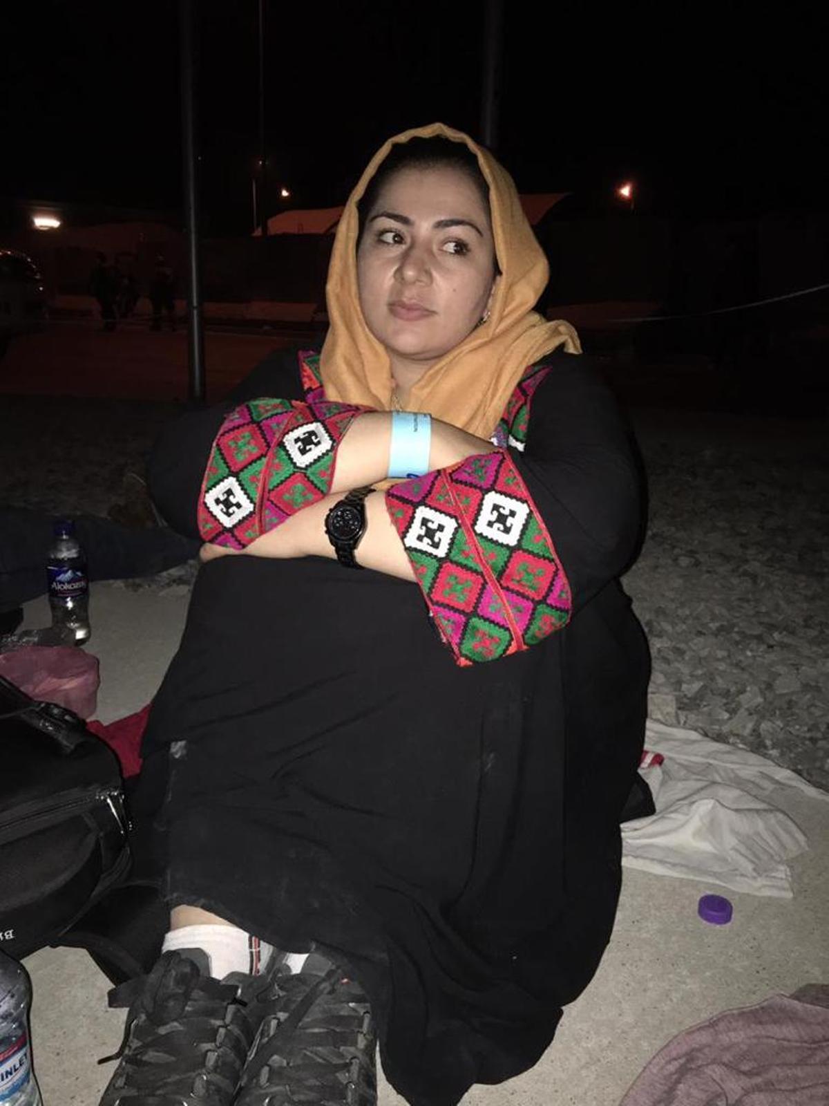 Khadija Amin, en el aeropuerto de Kabul, la noche anterior a viajar a España