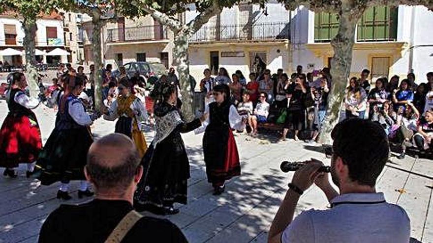 experiencias. En la fotografía superior, exhibición de folclore en la Plaza Mayor de Fuentesaúco; debajo los estudiantes durante la visita a Zamora. A la izquierda actividades en la biblioteca del instituto y debajo recepción del Ayuntamiento a los profesores del proyecto Erasmus