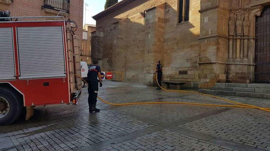 Un par de bomberos realizando labores de limpieza en la zona centro.