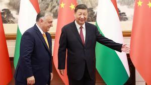 El primer ministro húngaro, Viktor Orbán, y el presidente chino, Xi Jinping, este lunes en Pekín.
