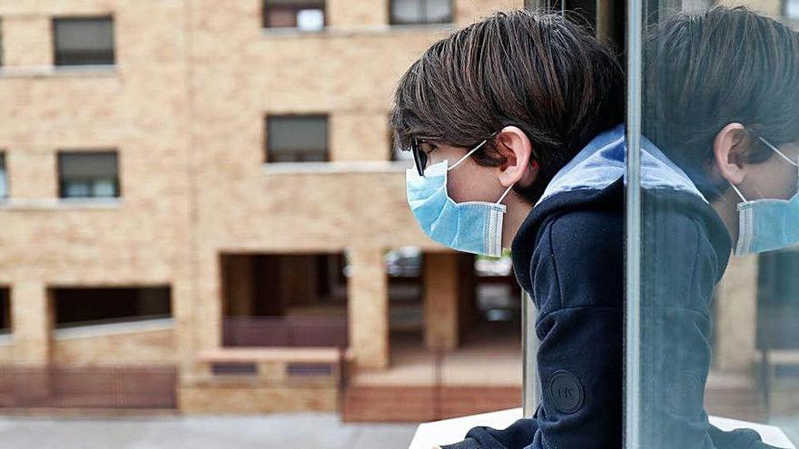 Un niño asumado en la venta de su vivienda en València durante la etapa más dura de la cuarentena.