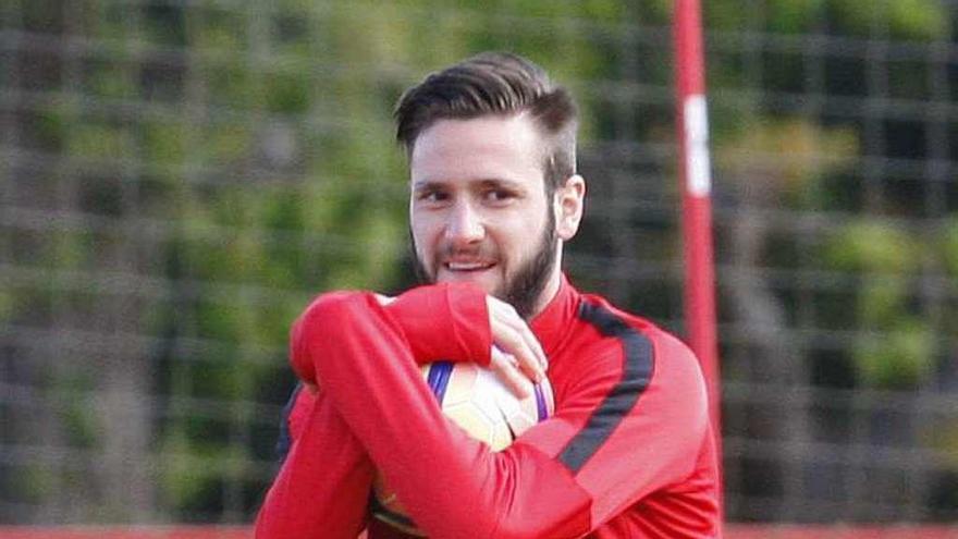 Cop agarra un balón durante el entrenamiento de ayer.