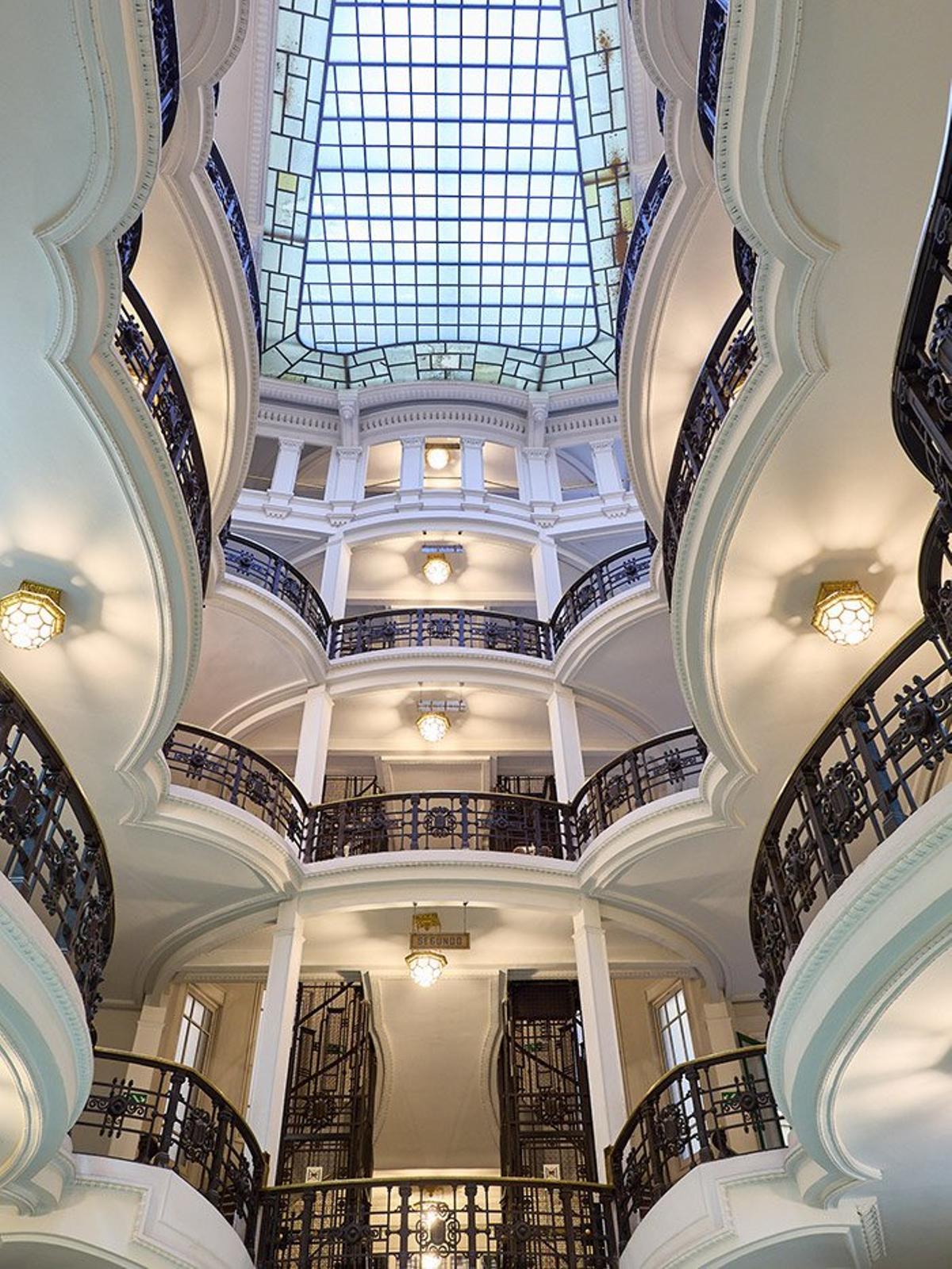 Vidriera que ilumina la escalera de la Casa Palazuelo