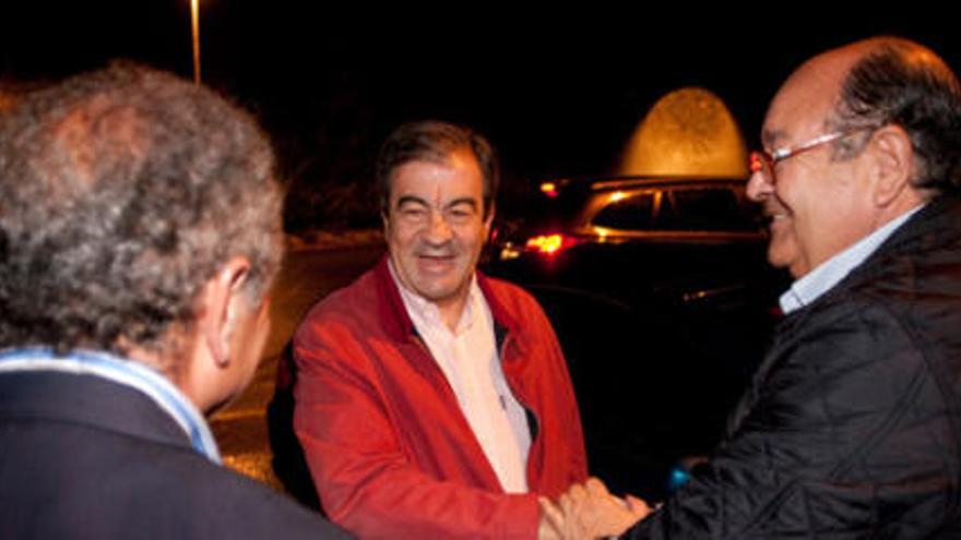 Francisco Álvarez-Cascos saluda a Enrique Álvarez Sostres durante una pasada espicha de Foro en Avilés.