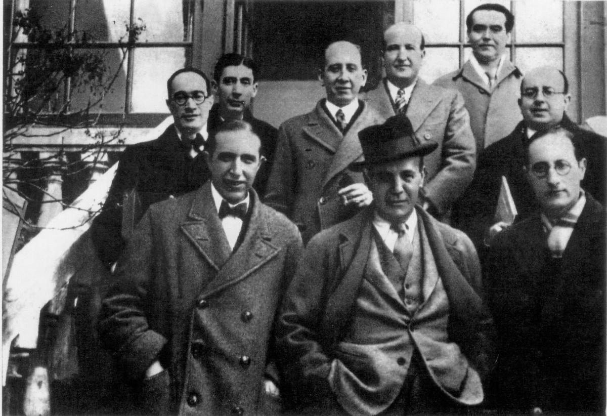 En primer término, de izquierda a derecha, Pedro Salinas, Ignacio Sánchez Mejías y Jorg Guillén; detrás Antonio Marichalar, José Bergamín, Corpus Barga, Vicente Alexaindre y Federico García Lorca y Dámaso Alonso.