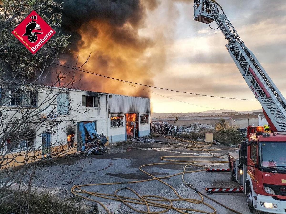 Declarado un incendio en una fábrica abandonada de Biar