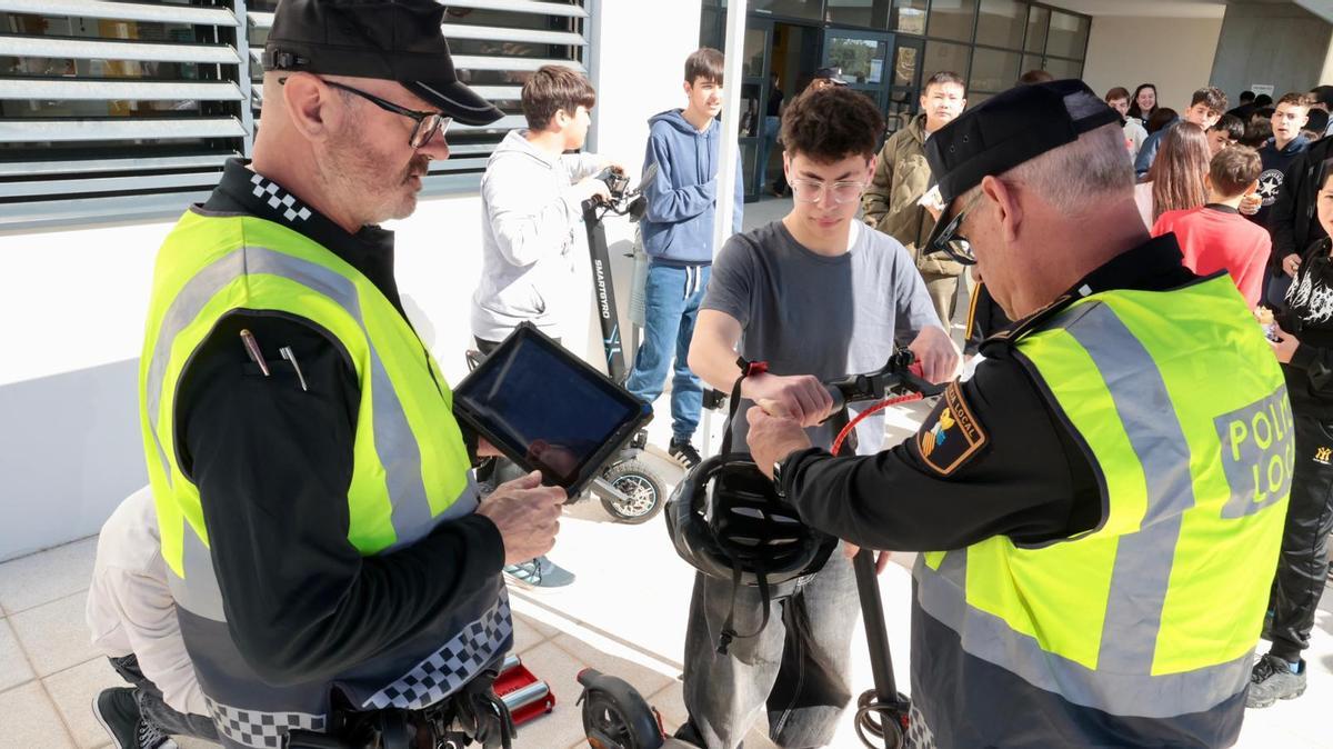 La Policía lleva a cabo controles de velocidad a patinetes en el IES Vicente Verdú de Elche La Policía lleva a cabo controles de velocidad a patinetes en el IES Vicente Verdú de Elche