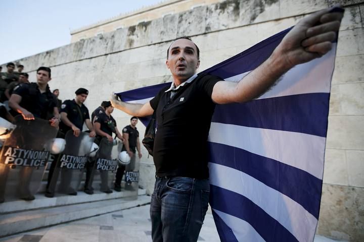 Cientos de personas se han concentrado en la plaza Syntagma para mostrar su oposición al acuerdo con la 'troika'