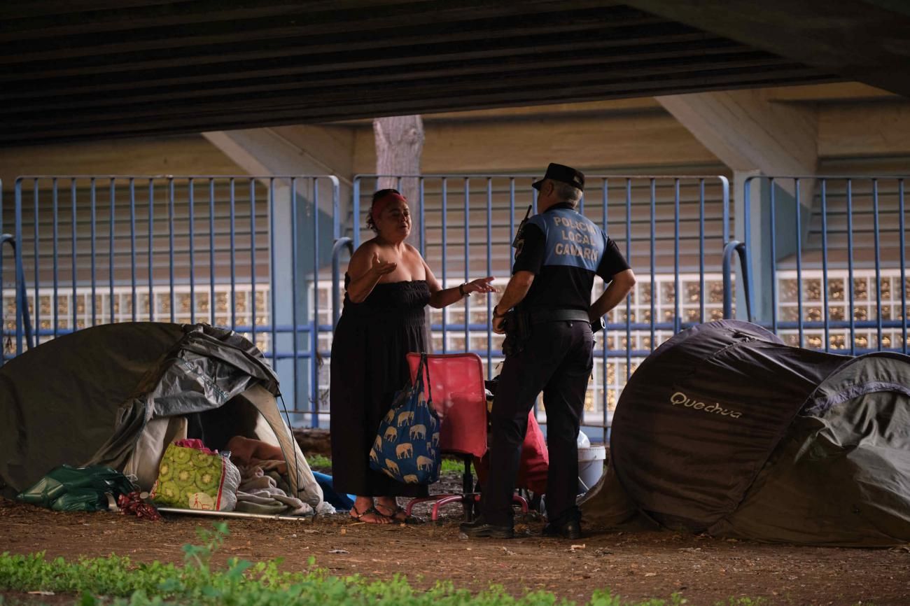 Operativo de limpieza debajo del puente de la piscina municipal de Santa Cruz