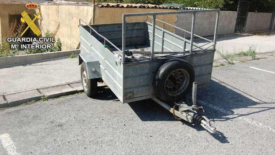 El remolque robado en la localidad padronesa. // Guardia Civil