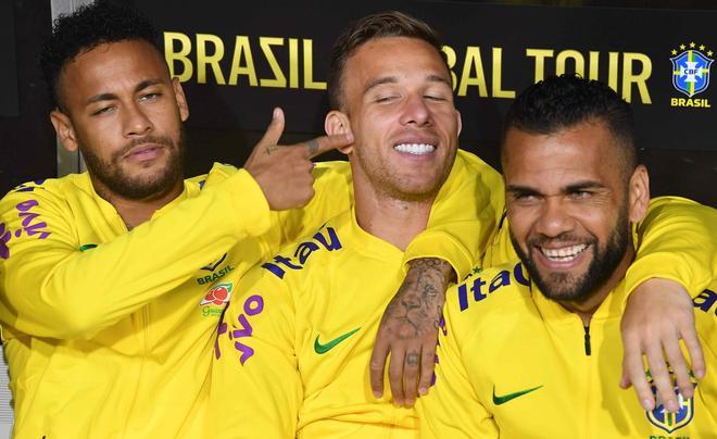 Neymar de Brasil (L) bromea con sus compañeros de equipo antes del partido de fútbol amistoso internacional entre Brasil y Perú en el Coliseum Memorial Los Angeles, en Los Ángeles, California.