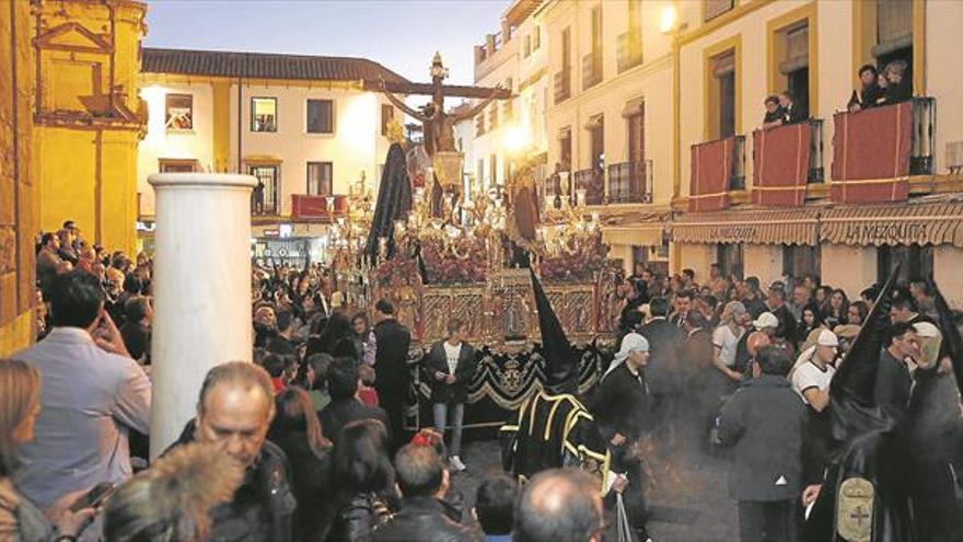 La mitad de la ‘nueva’ Semana Santa pacta sus itinerarios mientras el tiempo apremia