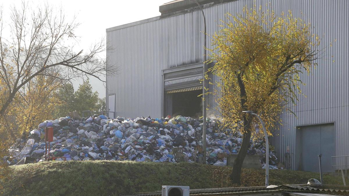 Les fotos de l'acumulació de deixalles a la incineradora de Campdorà