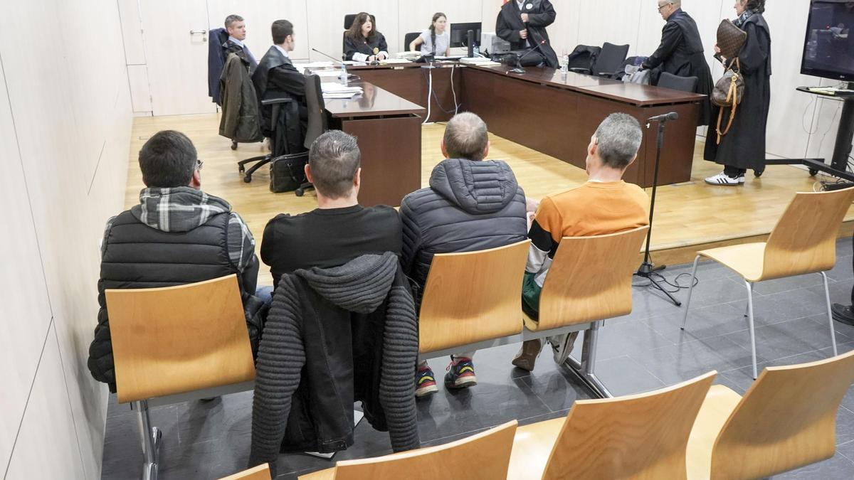 Quatre dels acusats a primera fila, en el judici de la baralla per l'estelada als Jutjats de Manresa