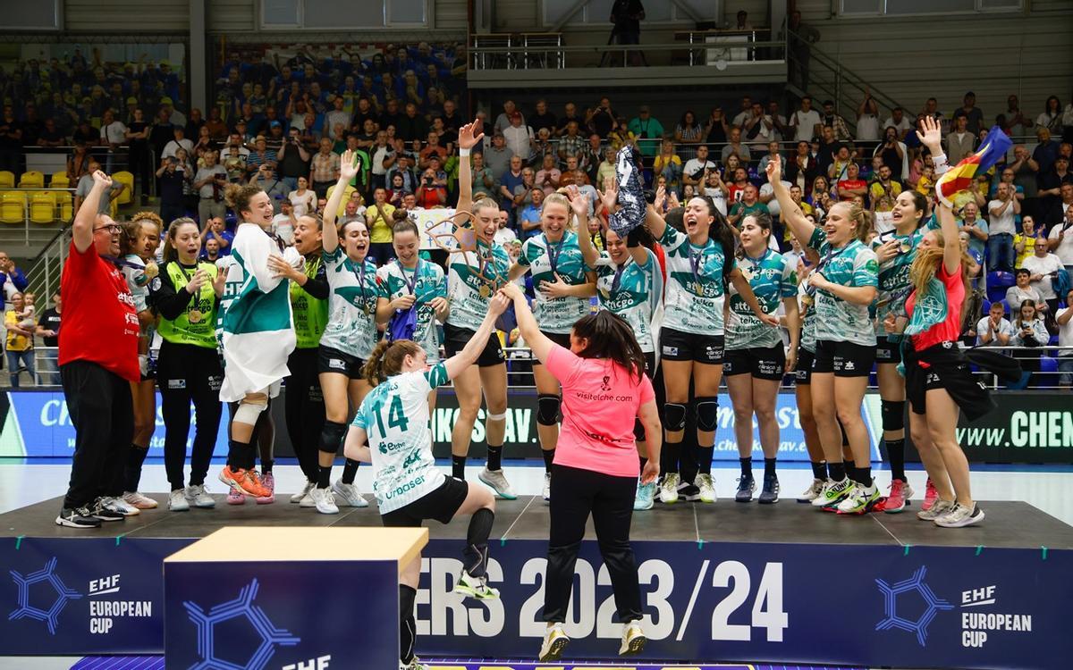 María Flores y Nuria Andreu levantan la copa de campeonas de la EHF European Cup