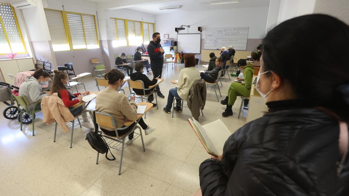 Clase voluntarias de castellano a familias ucranianas en un colegio de Alicante