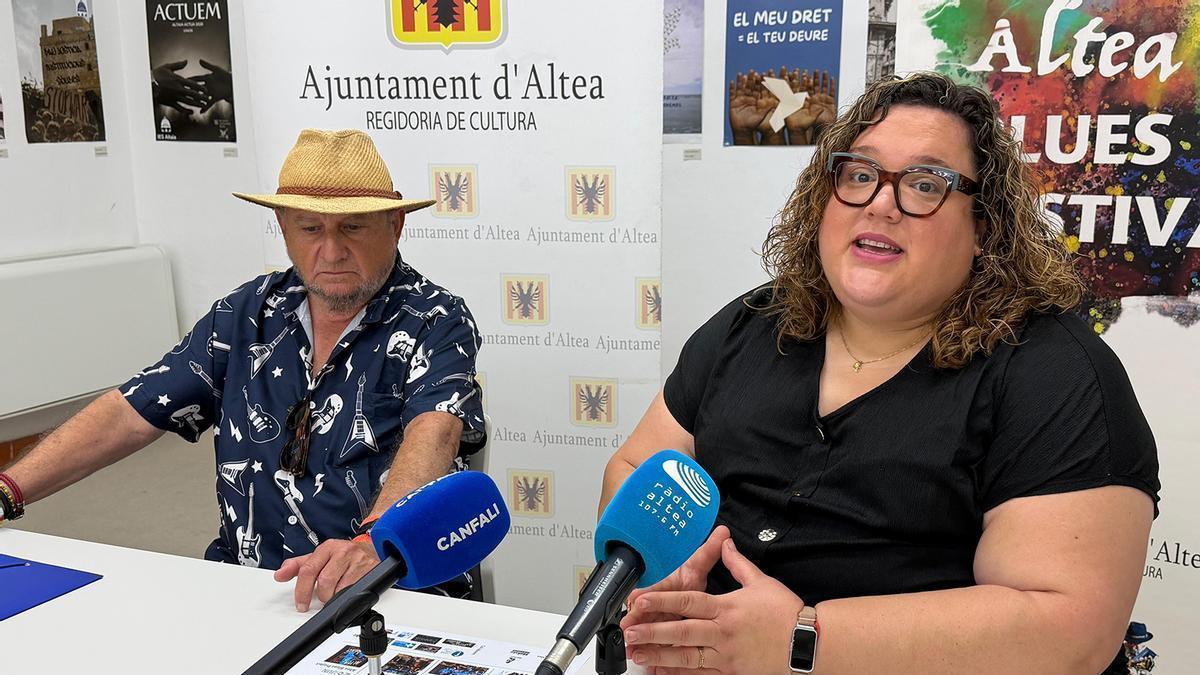 La concejala de Cultura, Pepa Victoria Perez, presentando el VIII Altea Blues Festival junto al coordinador del certamen, Germán Elul