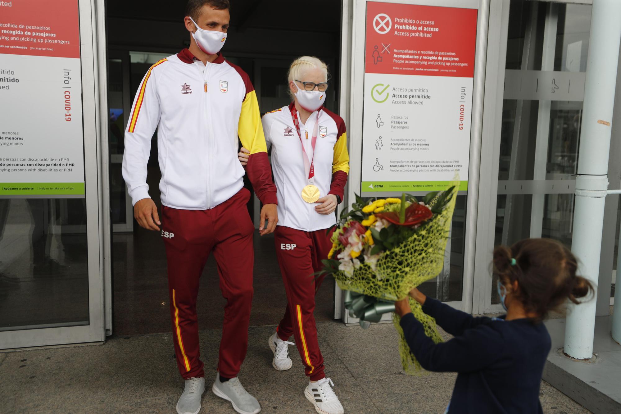 Los emotivos momentos de la medalla de oro Susana Rodríguez Gacio a su llegada a Vigo