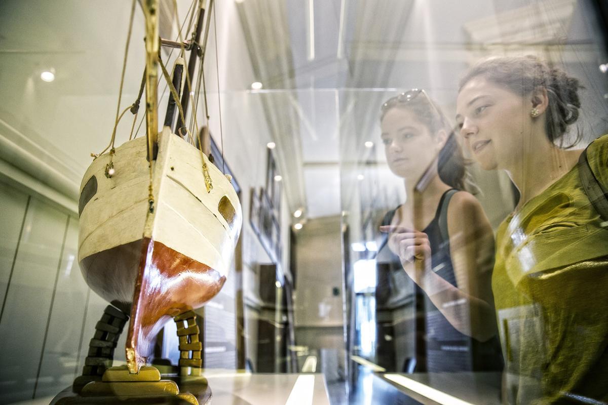 Dos visitantes en la exposición de barcos de juguete del Museu Marítim.