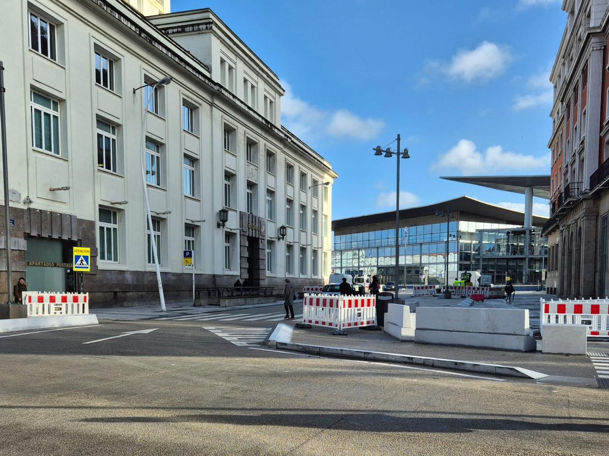 Bancos en la intersección entre el teatro Colón y el edificio de Correos