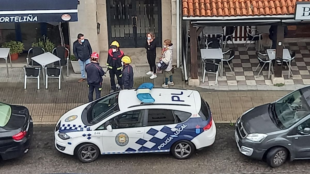 Efectivos tras su actuación ante el portal del edificio en el que tuvo lugar el suceso.