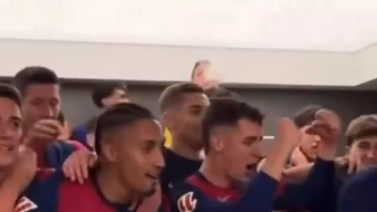 Szczesny celebr車 la goleada fumando en el vestuario