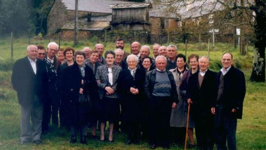 Consello de Ancianos de Xestoso-Cambás (el cura, al fondo) tras su creación en 2000. / l. o.