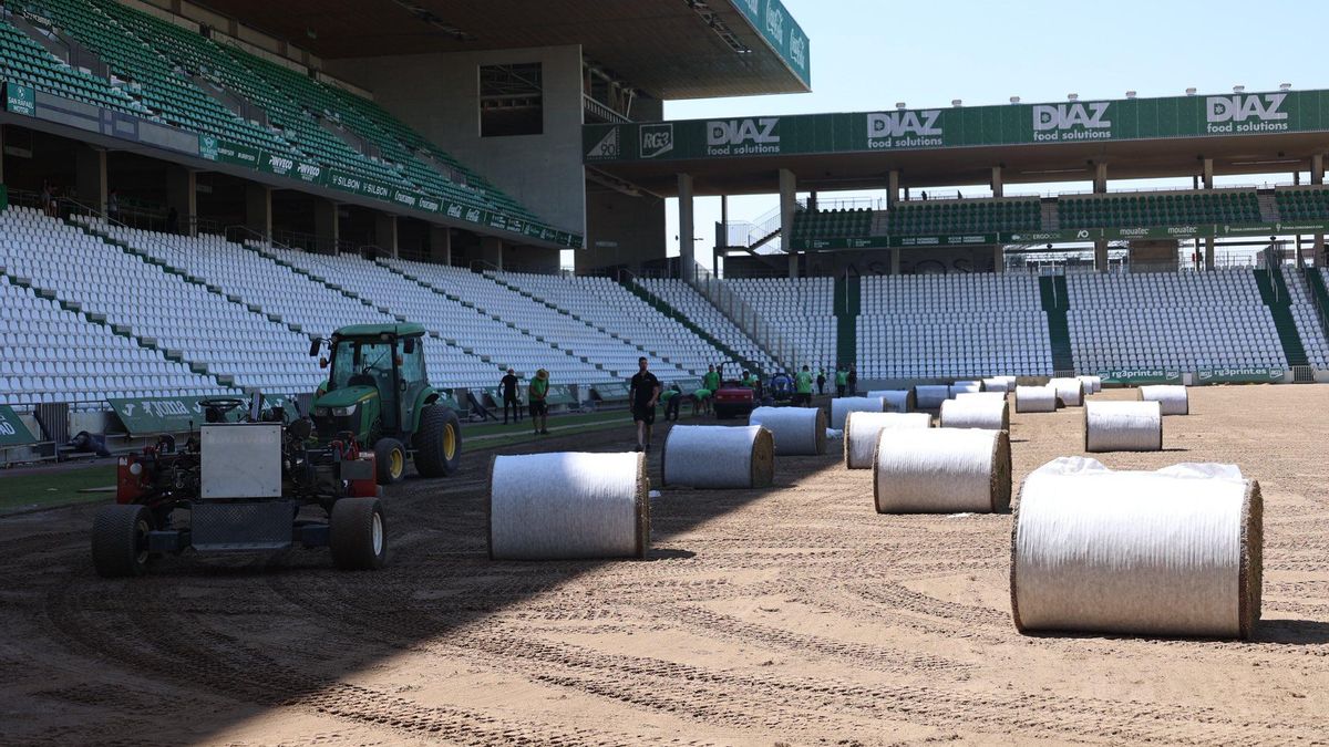 Instalación de los tepes de césped en El Arcángel.
