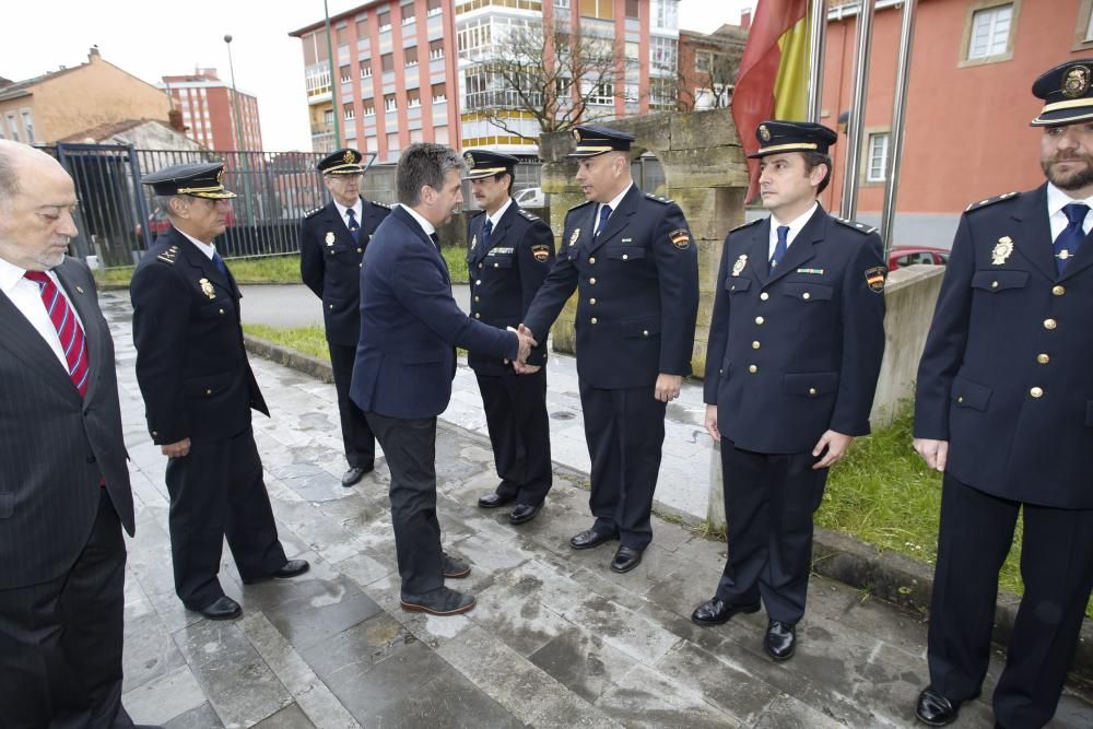 Visita del director general de la Policía, Gabino de Lorenzo y el Jefe Superior de la Policía de Asturias a la comisaría de Policía Nacional de Avilés