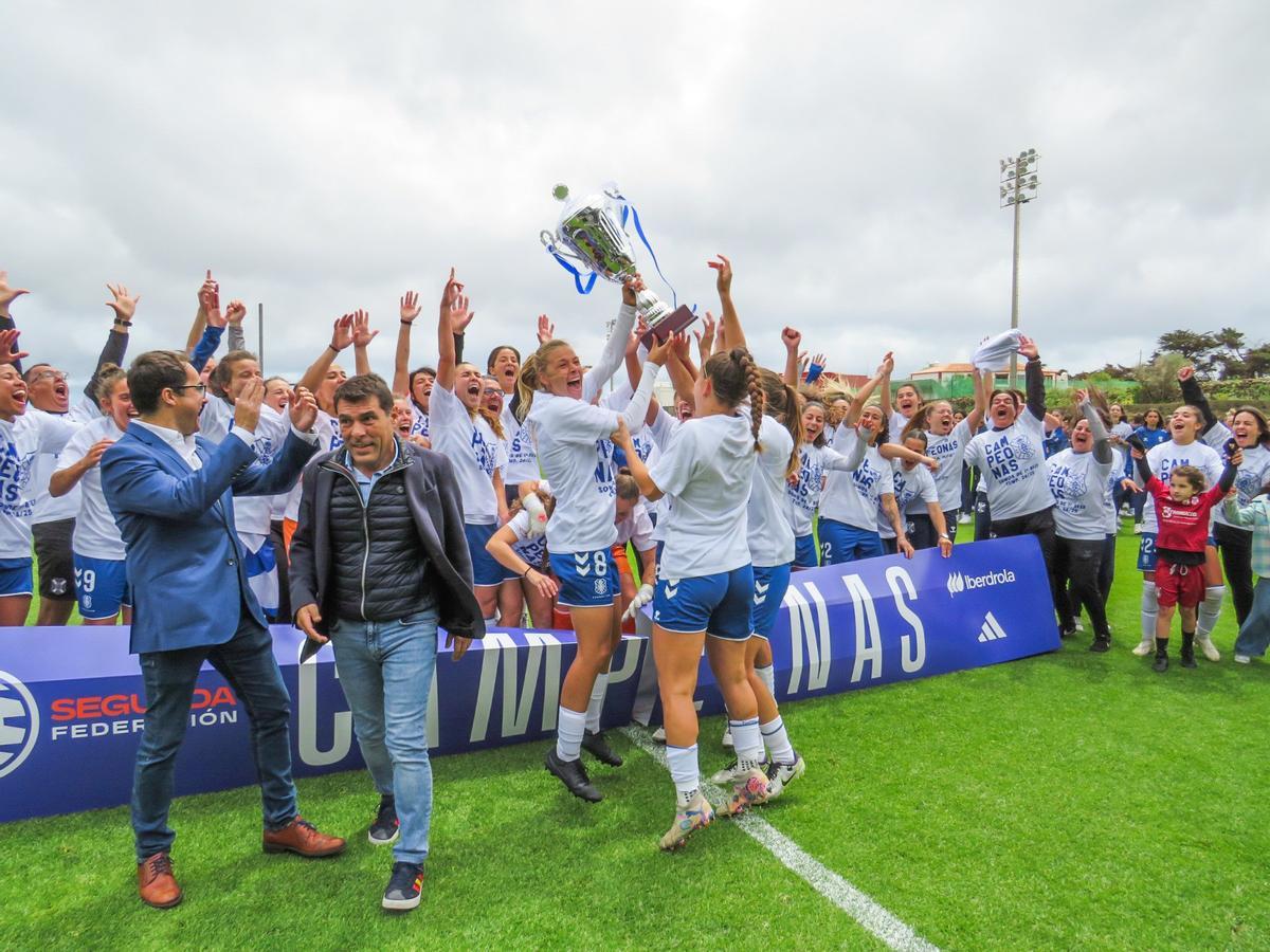 La entrega de la copa de campeonas.