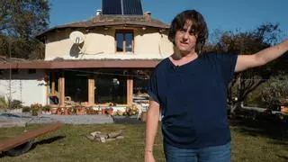 Erika y su familia dejaron la ciudad para vivir en una casa autosuficiente en Vizcaya: "La propia estructura acristalada permite que en invierno nos entre el sol y haga de calefacción pasiva"