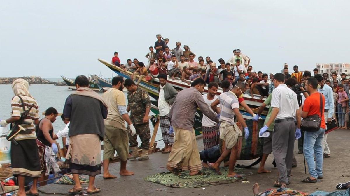 El cuerpo de un somalí muerto en el ataque, trasladado en el puerto de Hodeidah, el 17 de marzo.