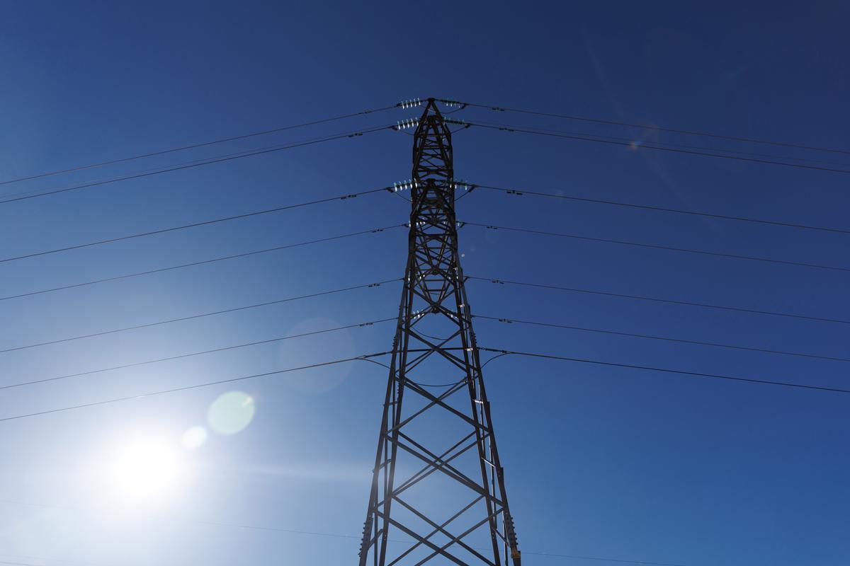 Vista de una torre de alta tensión, a 23 de enero de 2023, en San Sebastián de los Reyes, Madrid (España).