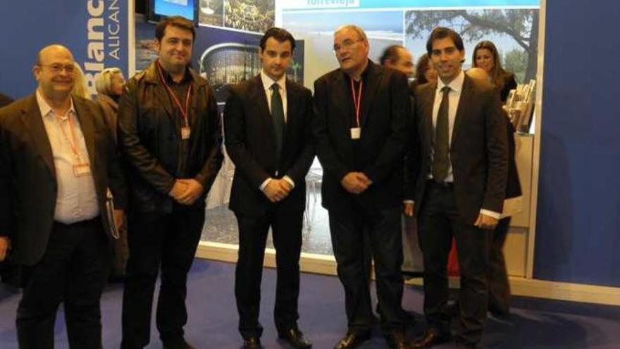 Los socialistas Sáez, Manzanares y Ruiz visitaron ayer el estand de su localidad en Fitur.