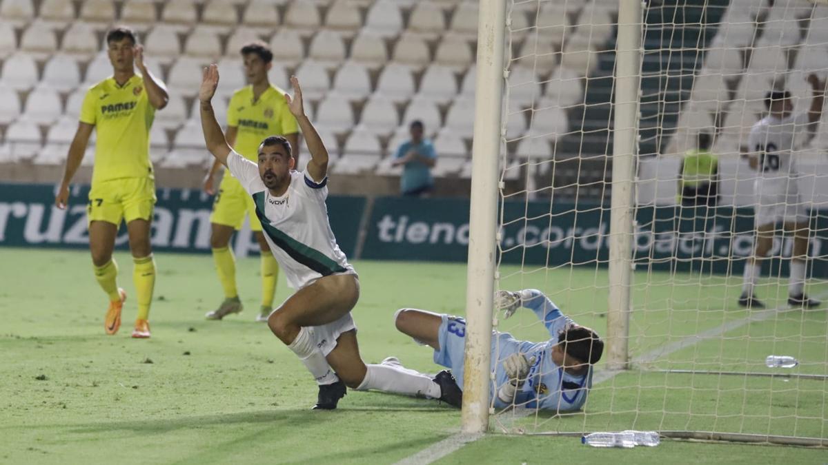 Gol anulado a De las Cuevas ante el Villarreal B en El Arcángel.