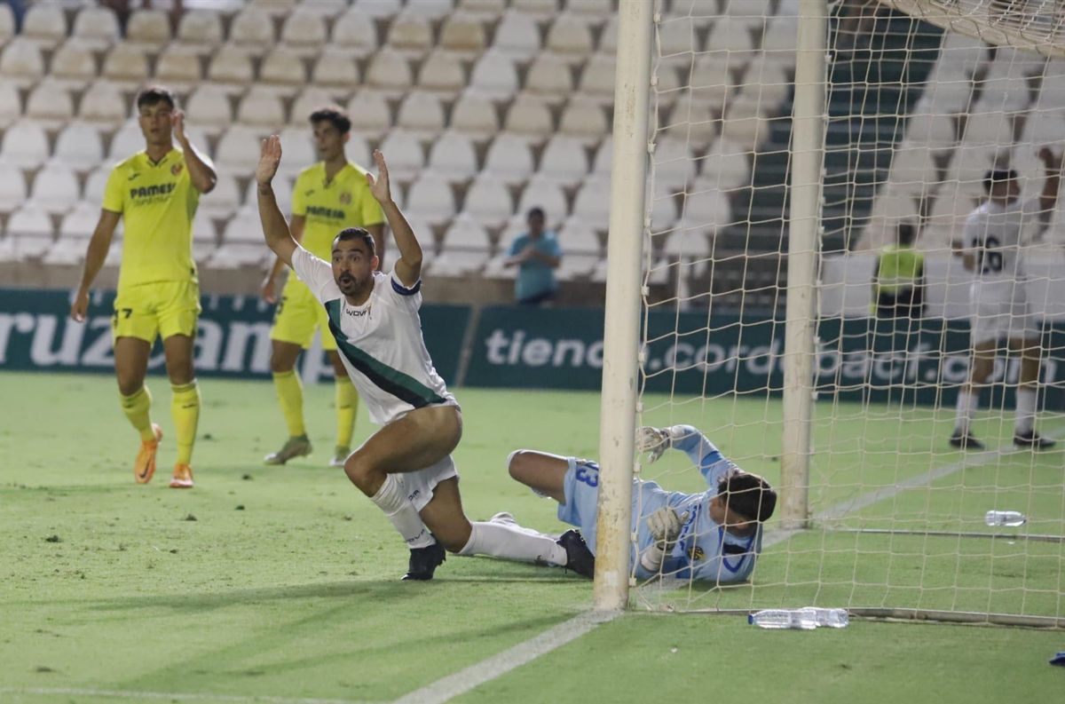 Gol anulado a De las Cuevas ante el Villarreal B en El Arcángel.