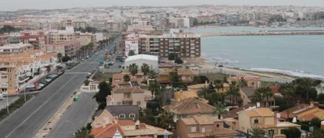 Panorámica general de Torrevieja, uno de los municipios investigados por Hacienda.