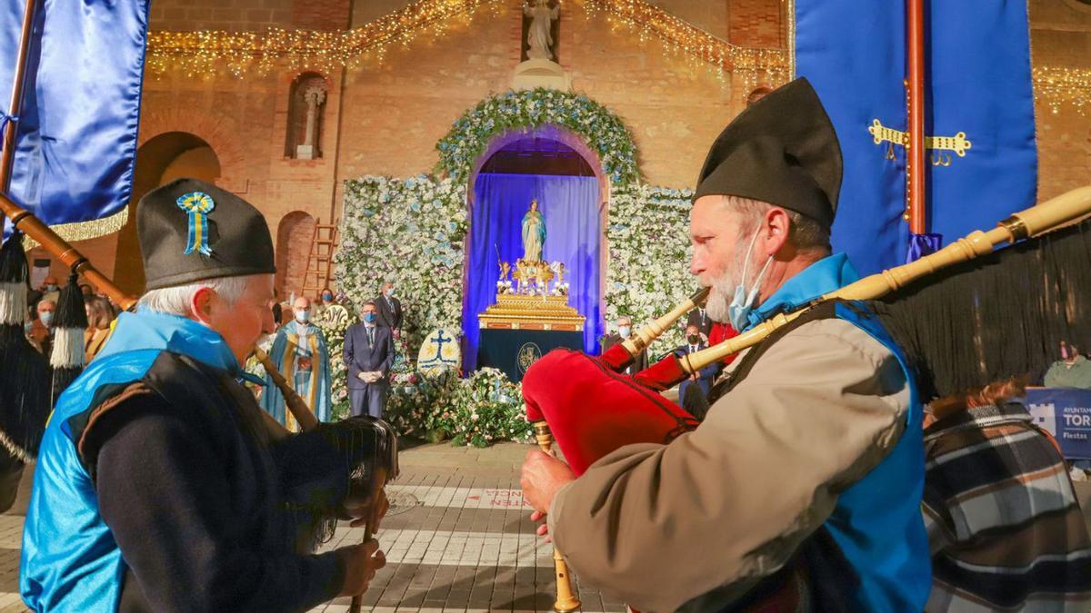 Gaitas asturianas amenizan una jornada de celebración y devoción popular. | TONY SEVILLA