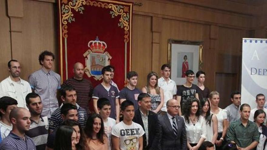 Foto de familia en la Diputación Provincial con los deportistas premiados.