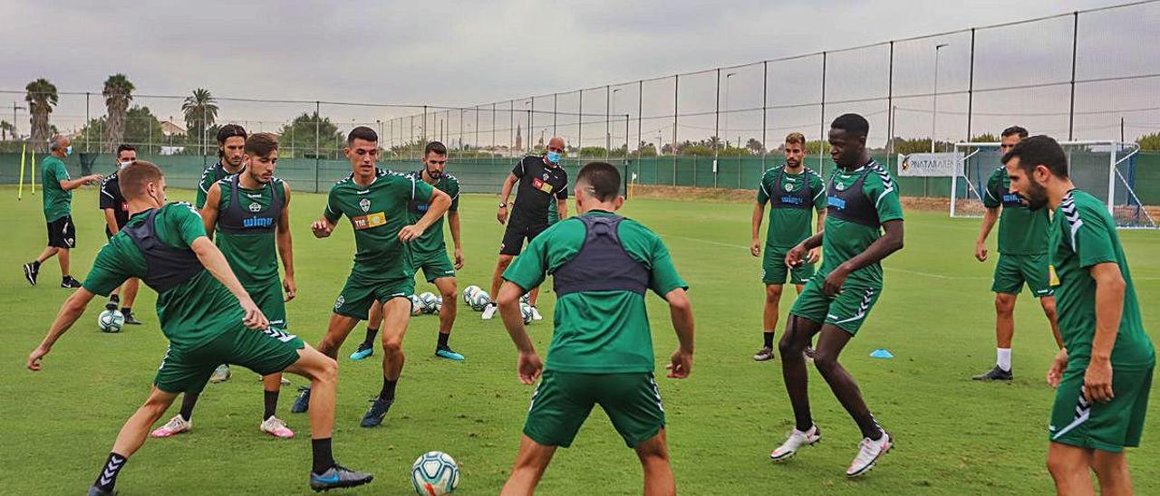 Rondo de los jugadores del Elche durante su sesión de trabajo en Pinatar Arena.