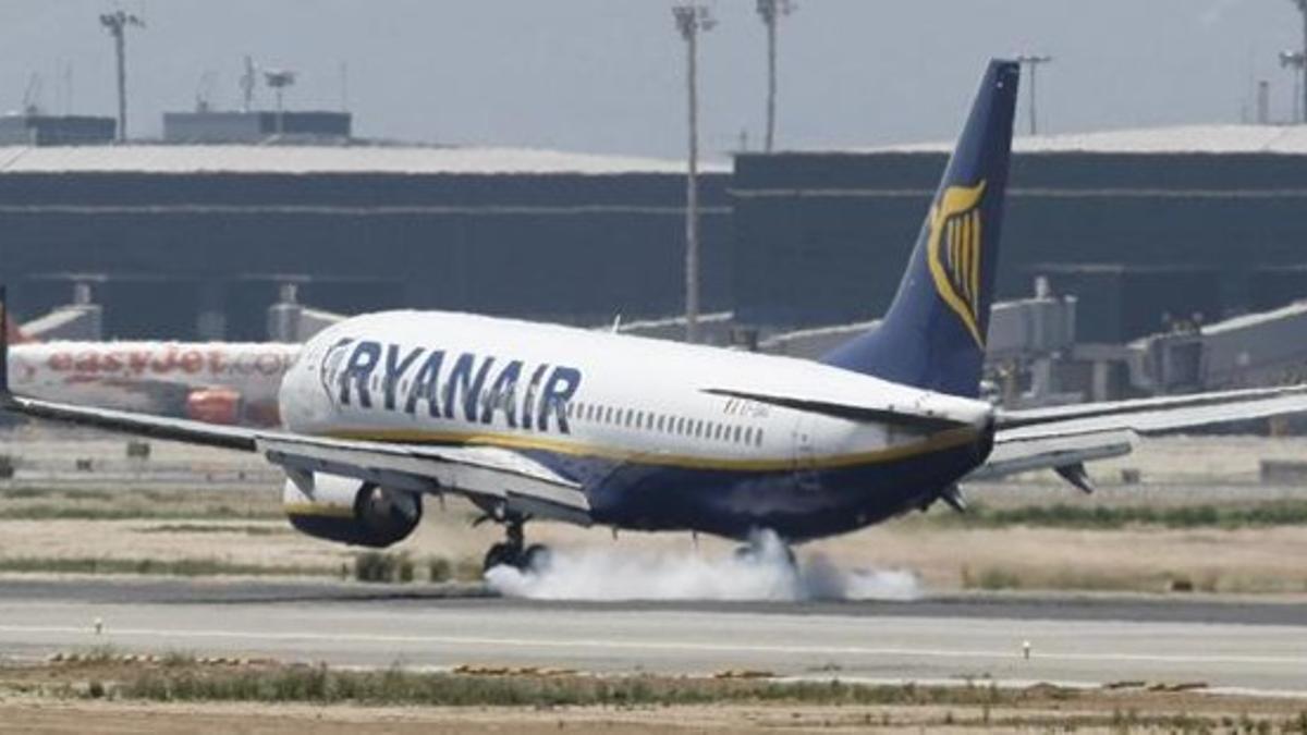 Un avión de Ryanair aterrizando en el aeropuerto de El Prat el pasado mes de agosto.