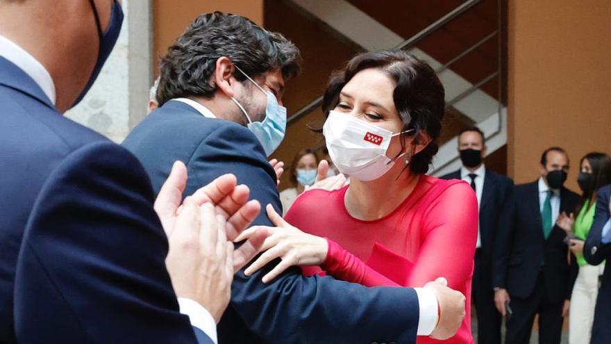 Fernando López Miras abraza a Isabel Díaz Ayuso en su toma de posesión