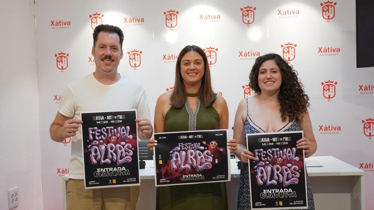 Monago presenta la nueva imagen junto a las regidoras Lena Baraza y María Beltrán.