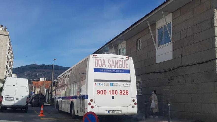 La unidad de donación de sangre estuvo esta semana frente al centro de salud de Moaña. | // G.N.