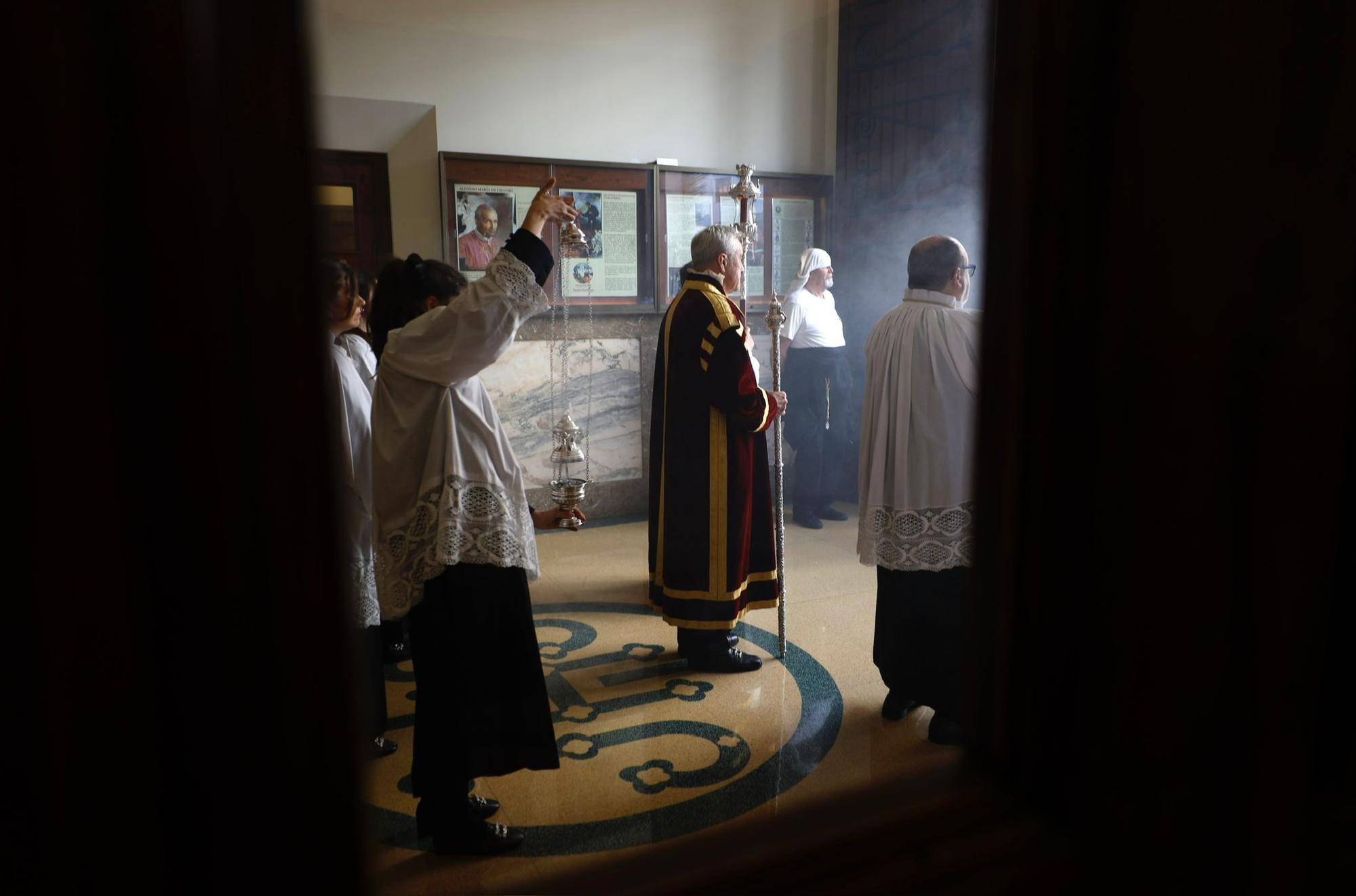 En imágenes | La Cofradía de la Institución de la Sagrada Eucaristía recorre las calles de Zaragoza el Jueves Santo